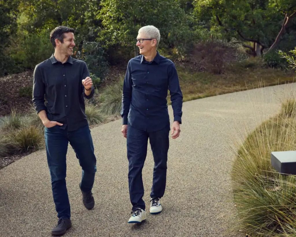 John Ternus y Tim Cook.