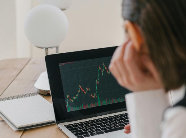 Mujer en computadora