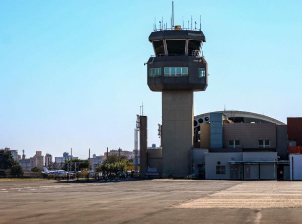 Controladores aéreos.