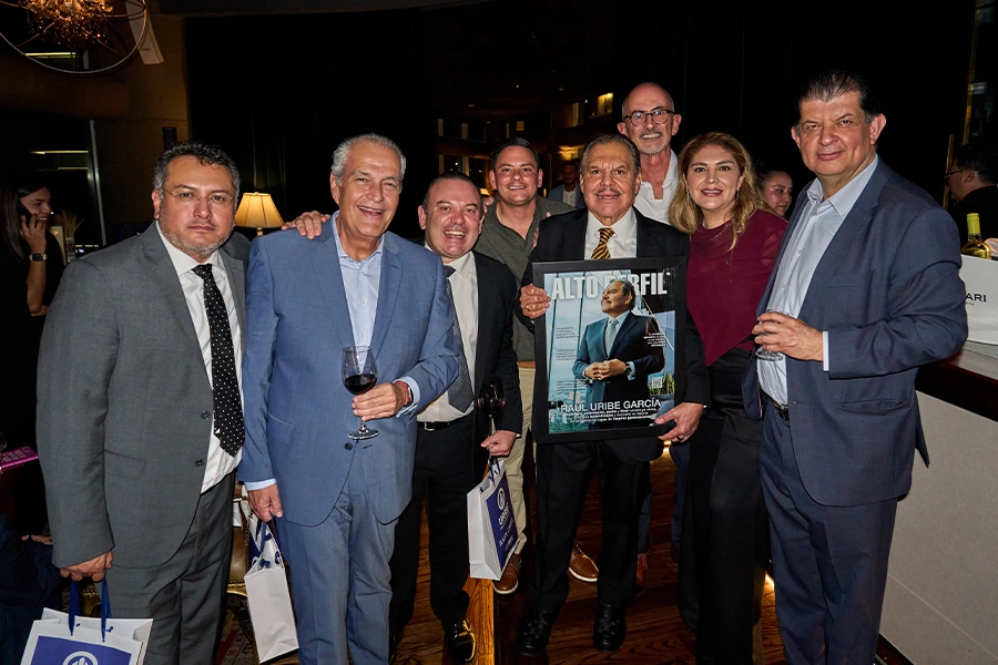 Empresarios y familiares acompañan al ingeniero Raúl Uribe durante su homenaje en Ciudad de México.