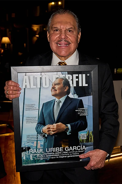 Ingeniero Raúl Uribe sostiene la revelación de portada en homenaje a su trabajo.