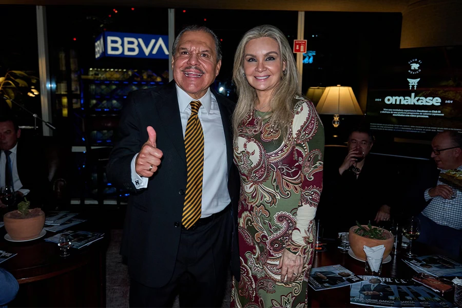 El ingeniero Raúl Uribe y Angélica Müller celebrando un homenaje a Raúl en el Club 51.