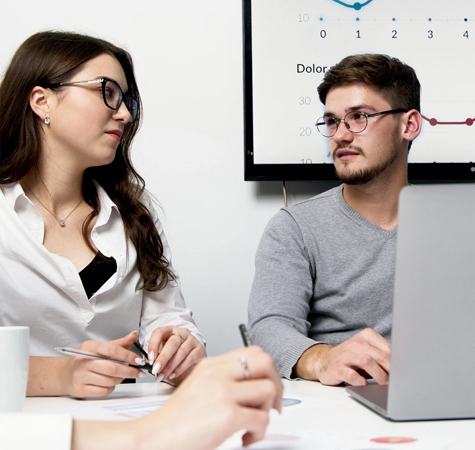 Profesionales en una sesión de capacitación sobre upskilling y reskilling para el desarrollo del talento empresarial